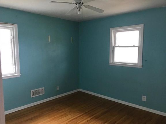 5th image of 299 Bernard St W