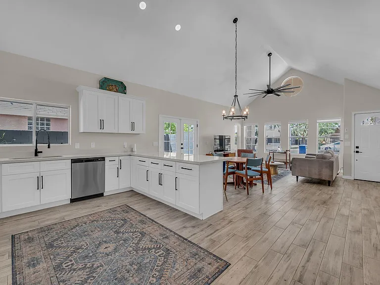 325 E Mitchell Dr — Photo 8