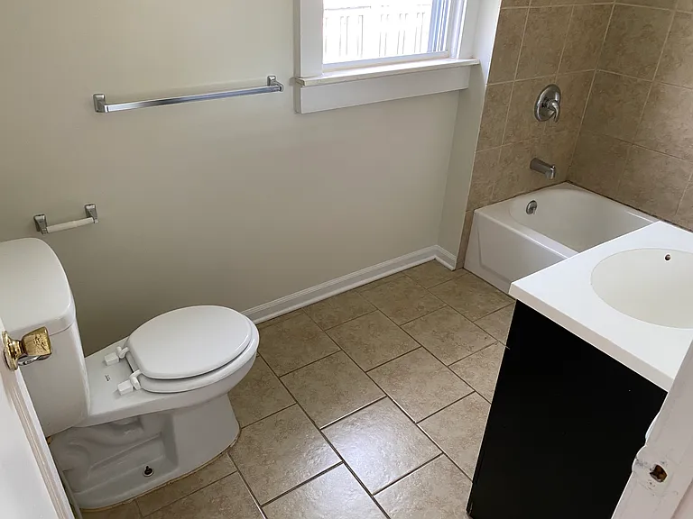 1816 Howard St — Photo 16