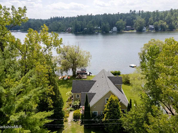 16 Heberts Cv, Great Barrington, MA 01230