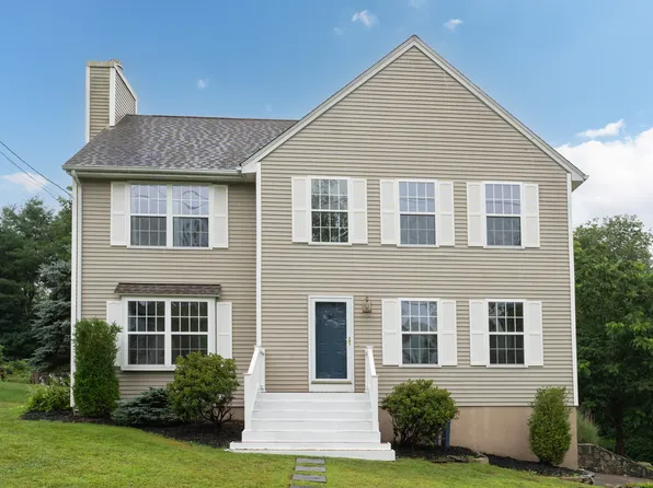 37 Daniels Avenue, Waterford, CT 06385