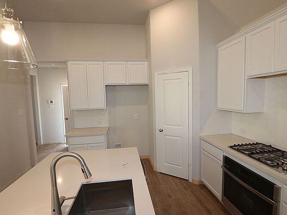 3rd image of 808 Trailside Ln