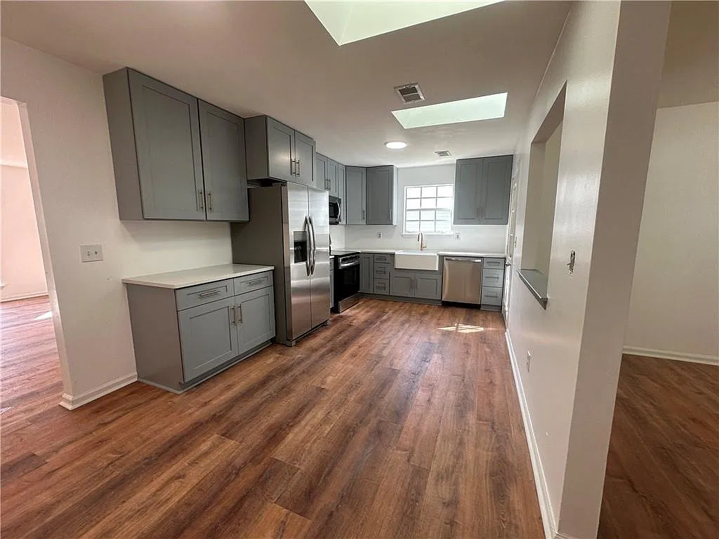4 bed, 2.5 bath, 1784 sqft, $2,200 — Photo 2