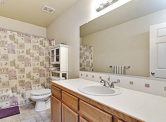 4th image of 460 SE Heathcliff Ln