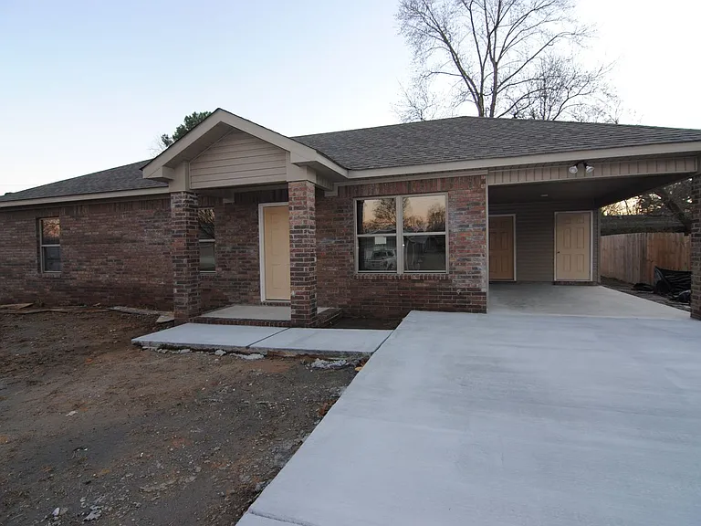 208 Kelso Rd — Photo 1