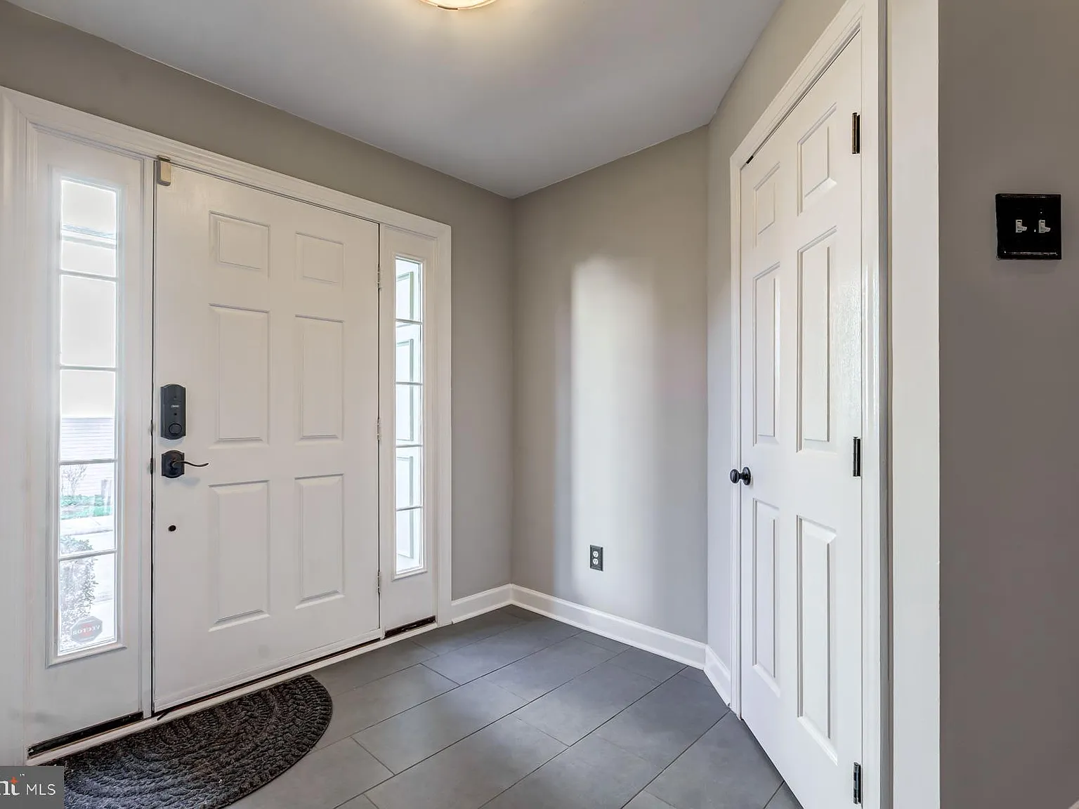 3 bed, 3.5 bath, 2300 sqft, $4,200 — Photo 4
