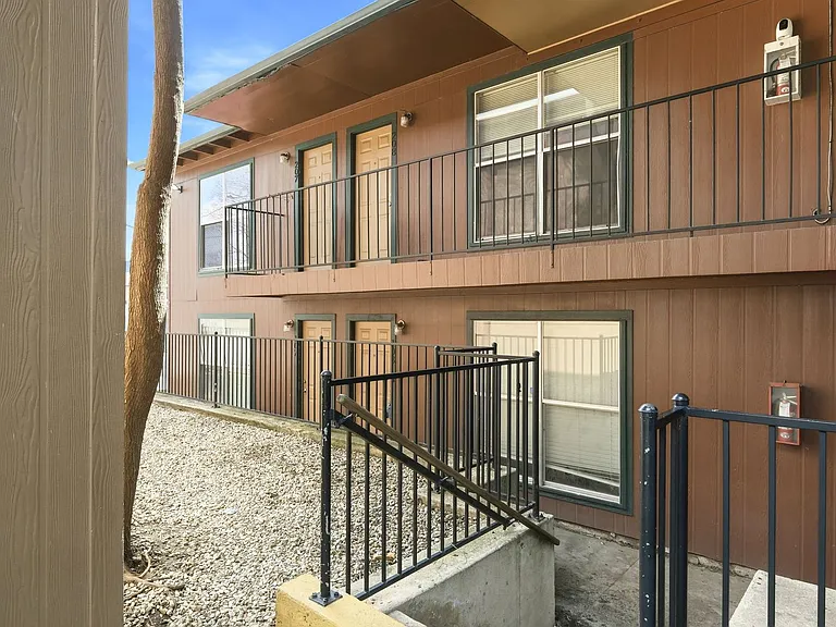 2319 Greenfield Pkwy — Photo 3