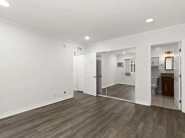 Huge Three Bedroom Available in West Hollywood — Photo 9