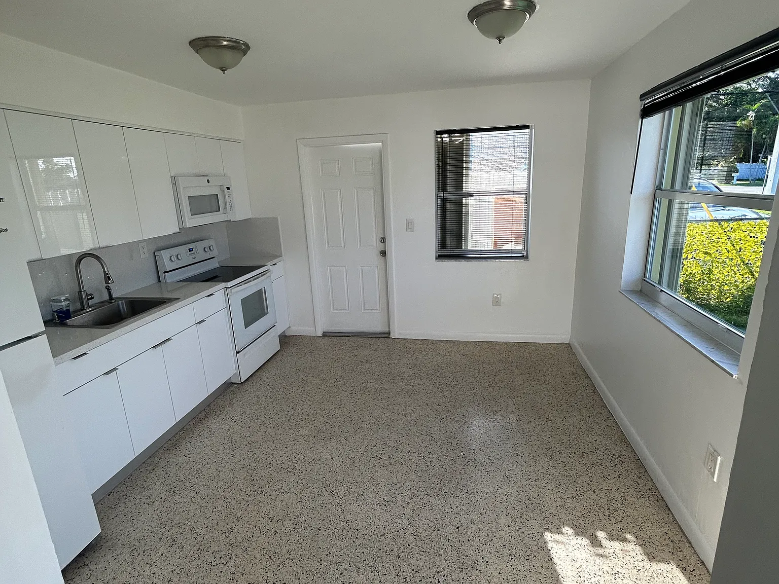 2 bed, 750 sqft, $2,700 — Photo 2