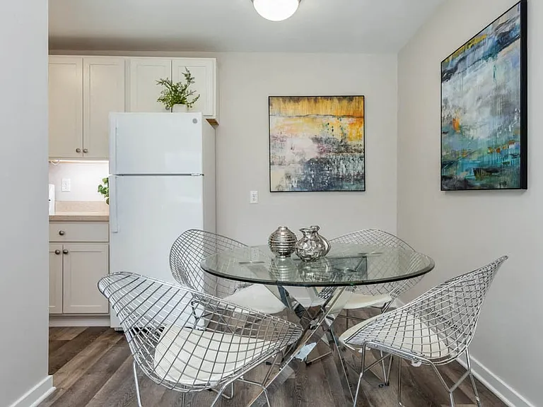 Dolphin Square Apartments — Photo 12