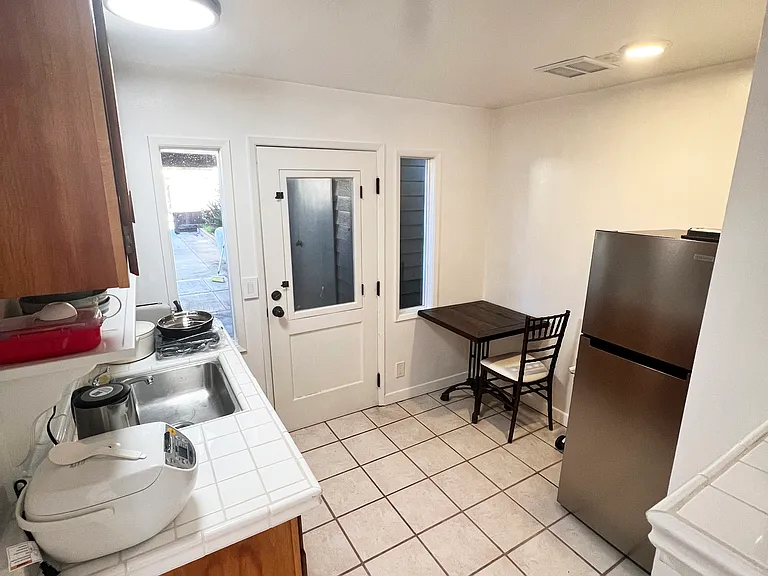 Kitchenette & entry