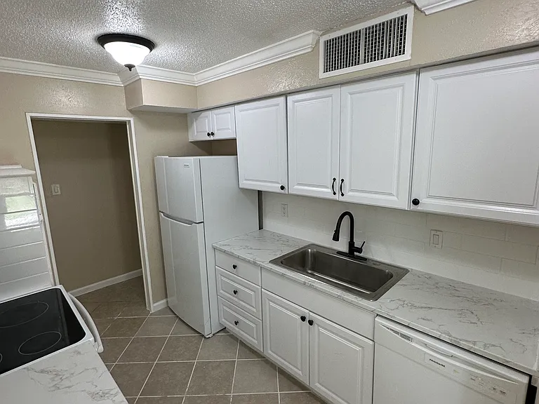 4226 Blue Creek Dr — Photo 4