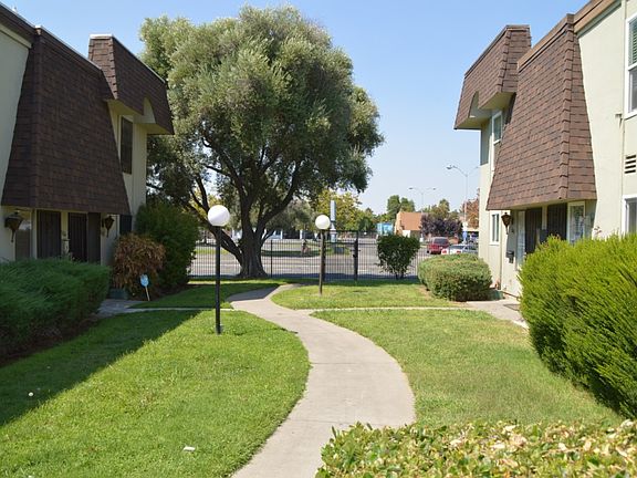 2nd image of 5692 Hillsdale Blvd