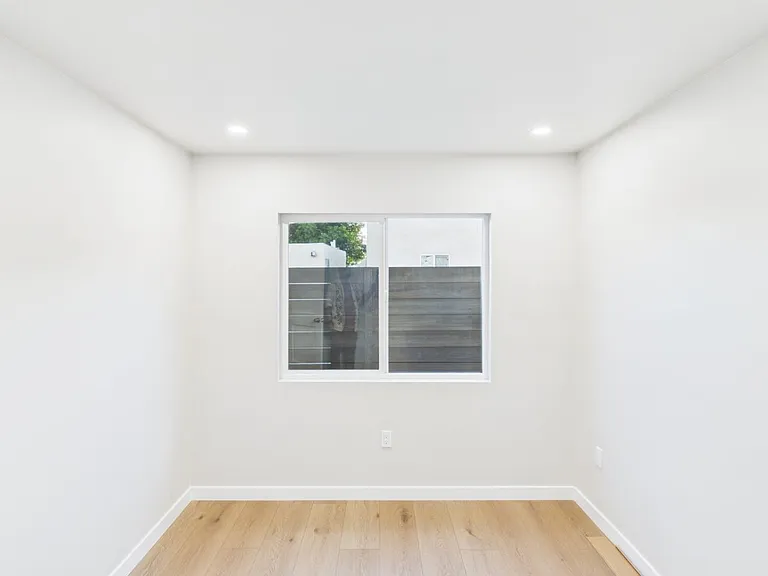Altadena — Photo 11