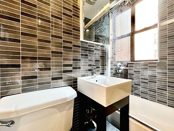 4th image of 342 Manhattan Ave #41