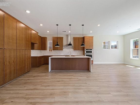 3rd image of 418 Waters Park Dr