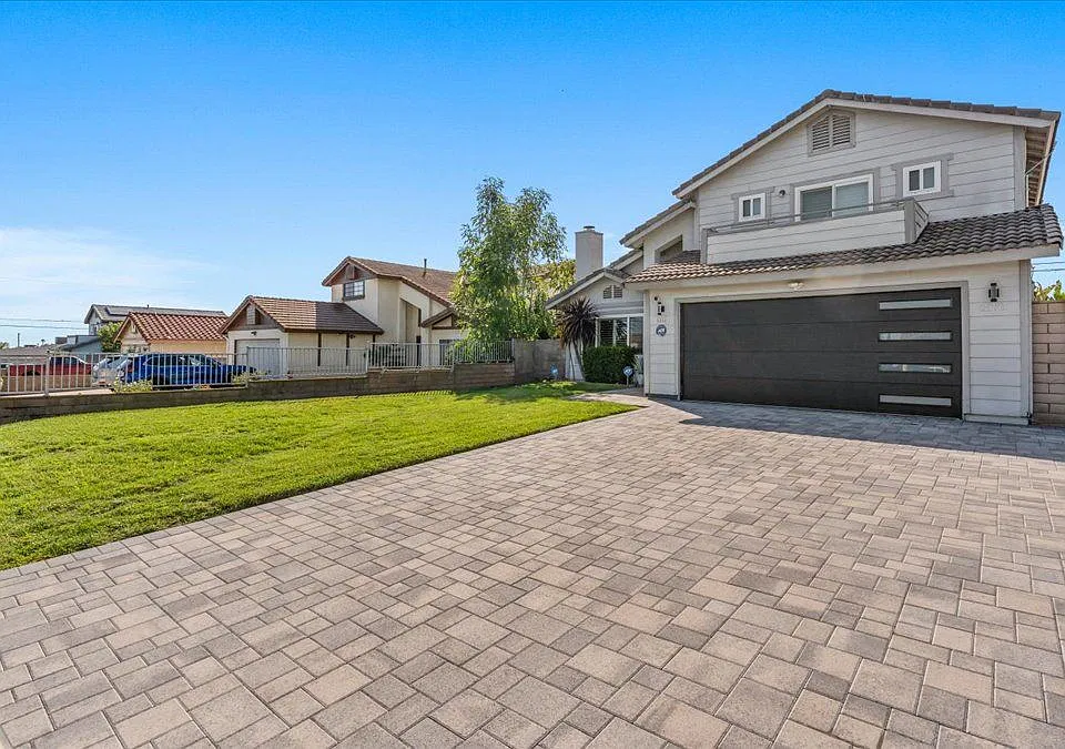 8566 Vinmar Ave