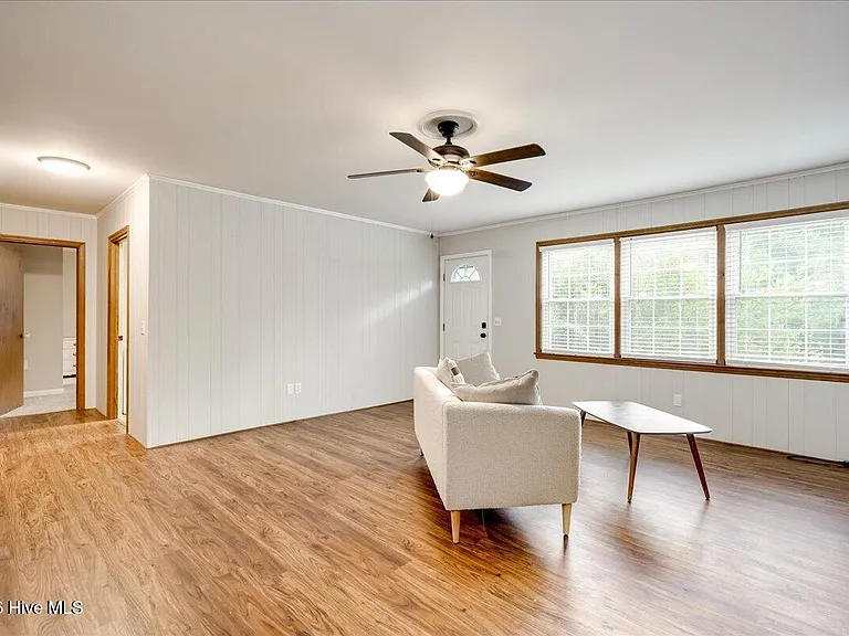 933 Campbellton Dr — Photo 10