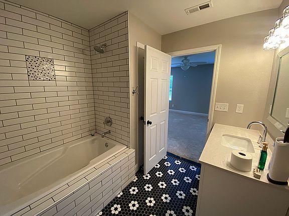 Master bathroom w/upgrades