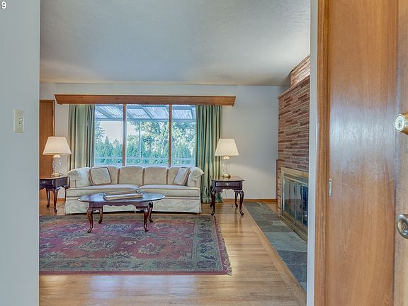 4th image of 3231 SE Sellwood St