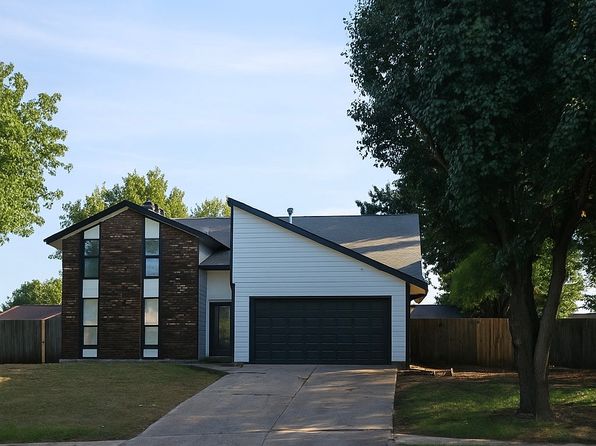 824 Lakeside Cir