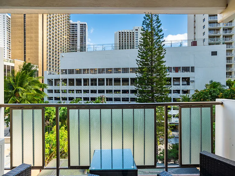 Kuhio Ave — Photo 35