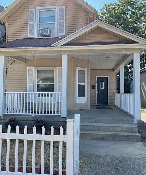621 Fremont Ave NW — Photo 1
