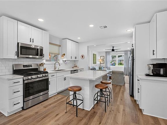 3rd image of 9425 Roslyn Dr