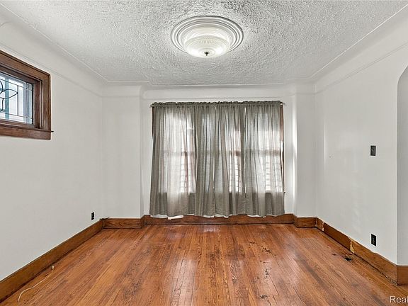3rd image of 2925 Burnside St