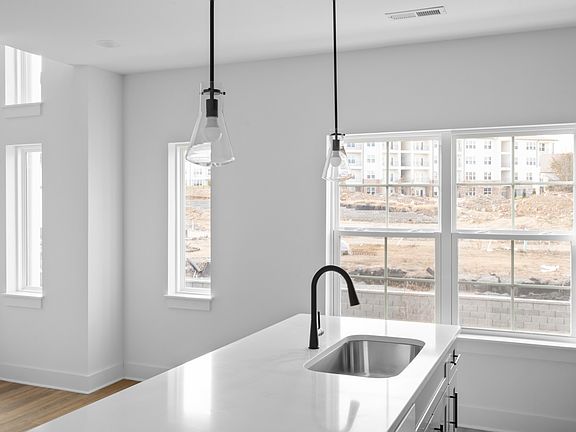 4th image of 700 N Dupont Ave #329