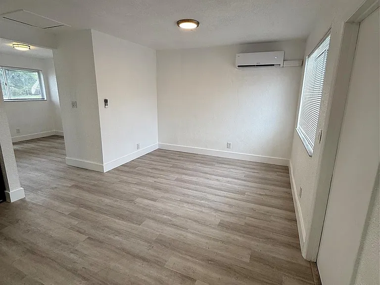 2213 Lincoln St — Photo 3
