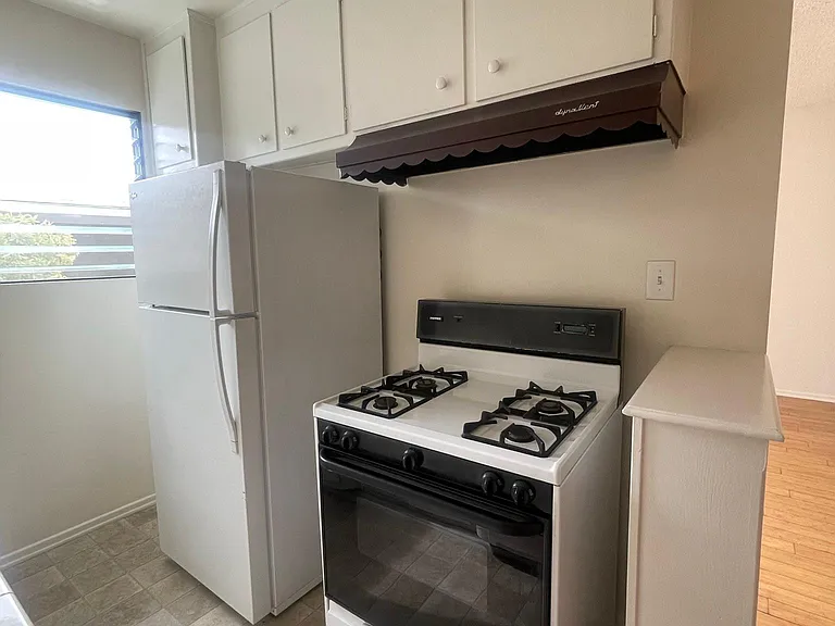 2554 N Beachwood Dr #5 — Photo 7