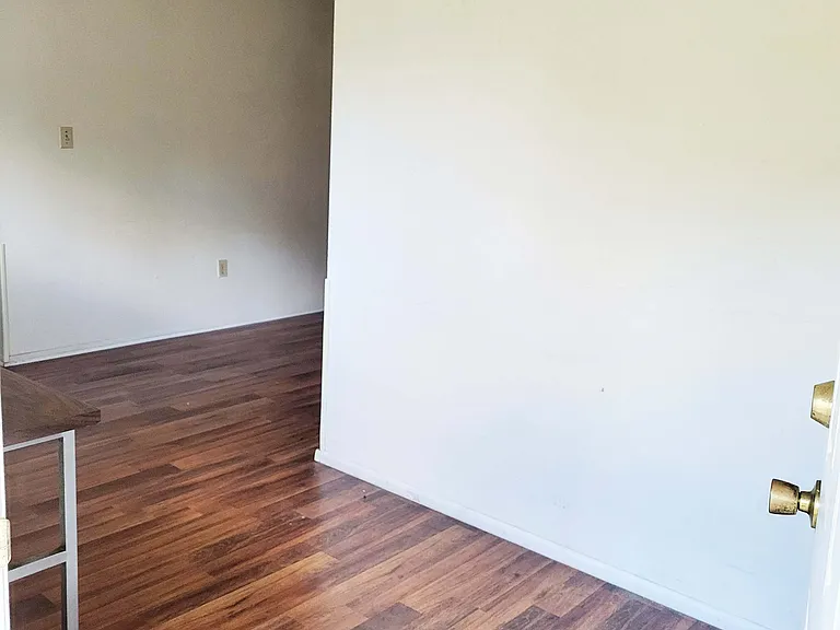 2504 SW 31st Pl — Photo 2