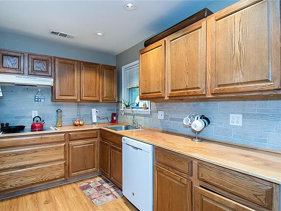 3rd image of 314 Hilltop Ln