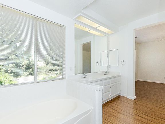 4th image of 1505 Portola St