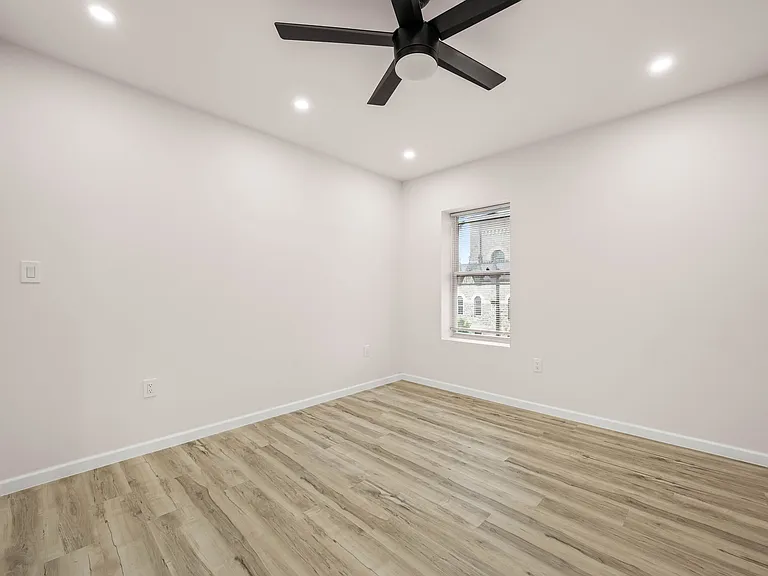 437-39 W Girard Ave #4 — Photo 10