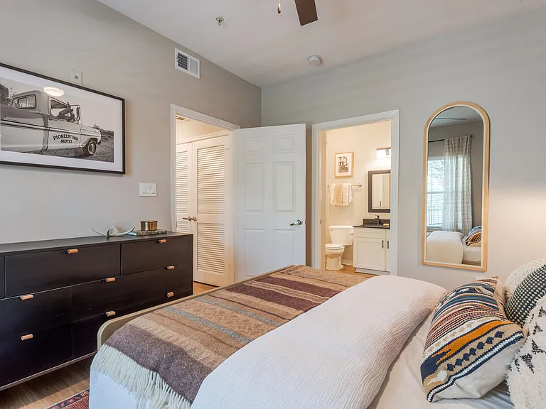 Laurel Canyon Apartments — Photo 33