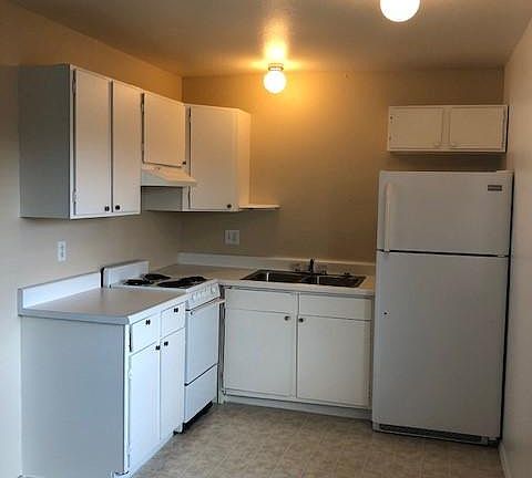 2nd image of 3131 E Fairmount St #3131