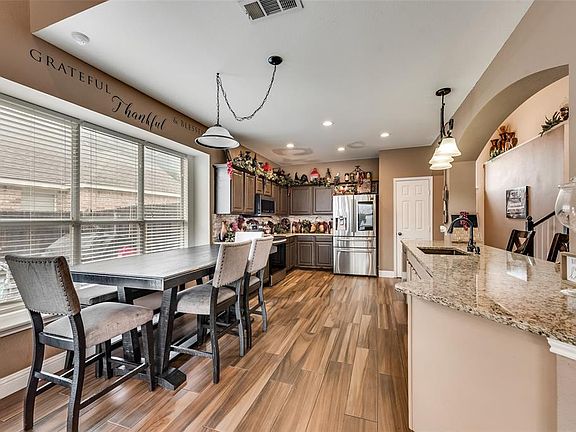 4th image of 1102 Bellcrest Dr