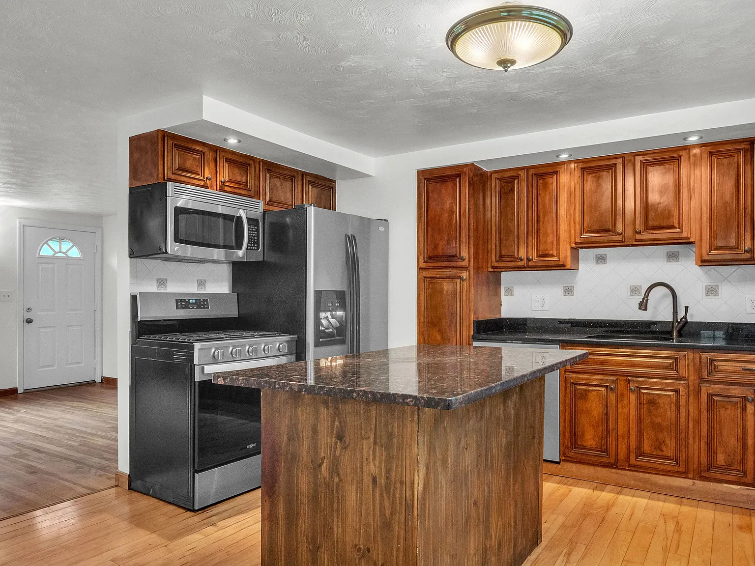 3 bed, 988 sqft, $4,200 — Photo 2