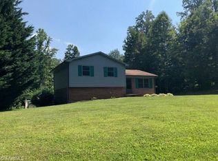 200 Twin Oaks Dr, Mount Airy, NC 27030