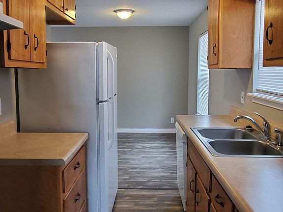 5th image of 572 Brady Dr
