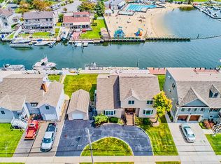 33 Beach Rd, Massapequa, NY 11758