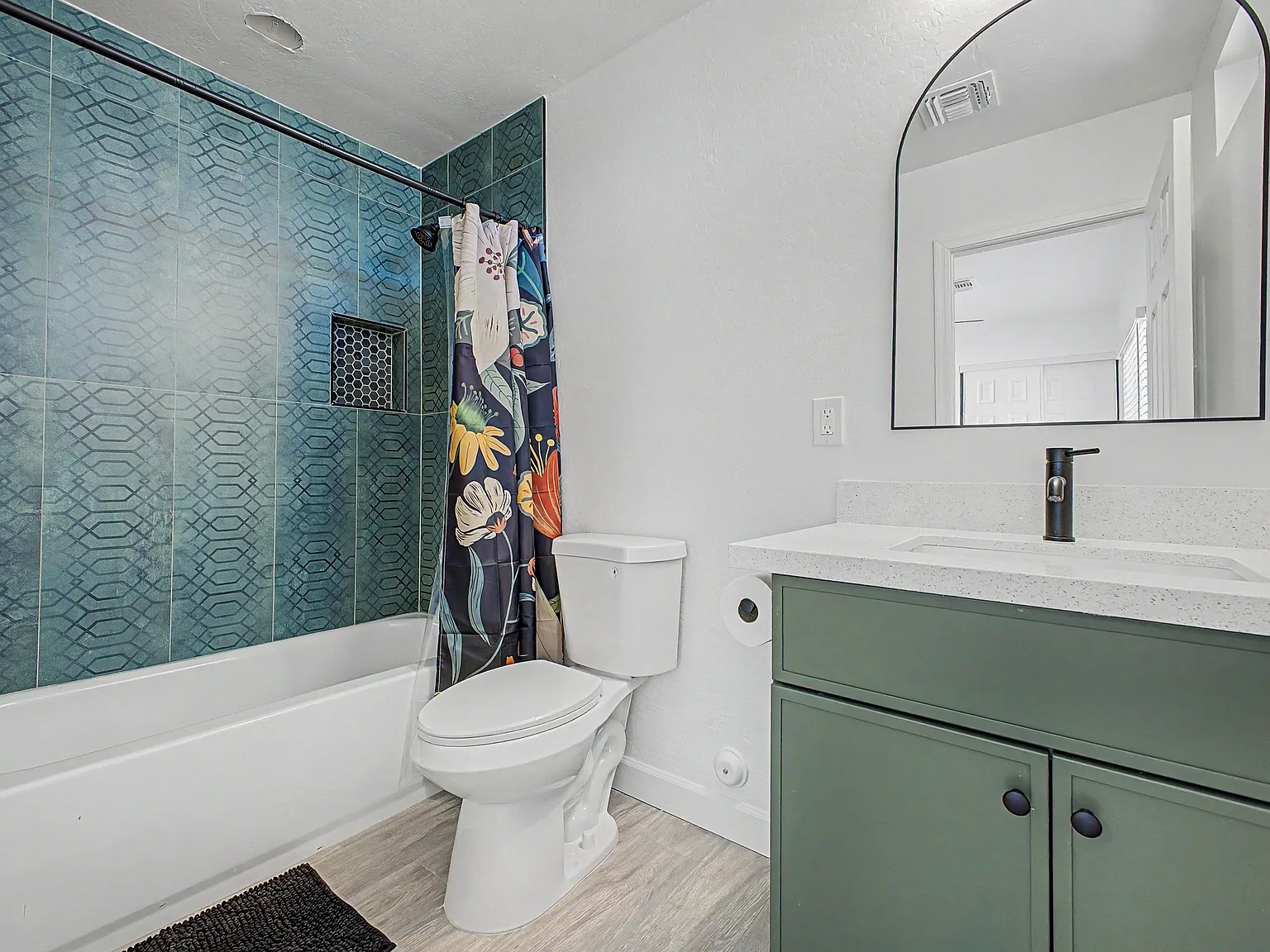 4 bed, 4.0 bath, 2100 sqft, $1,382 — Photo 4