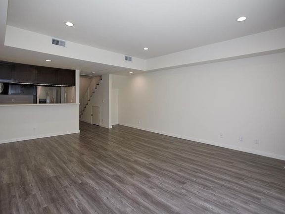 2nd image of 1524 Granville Ave APT 103