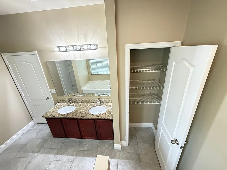 2411 Grasmere View Pkwy N — Photo 29