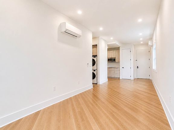 5th image of 423 Tompkins Ave APT 4B