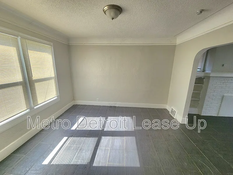 3 bed, 1.0 bath, $1,300 — Photo 3