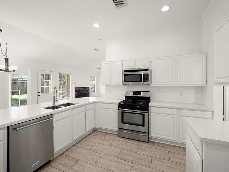 16014 Lakestone Dr — Photo 9