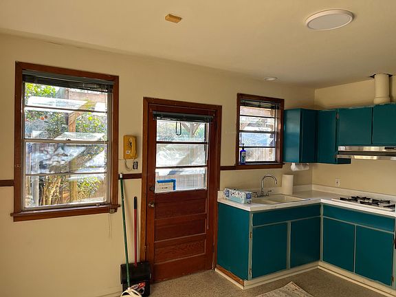 2nd image of 2900 Winston St